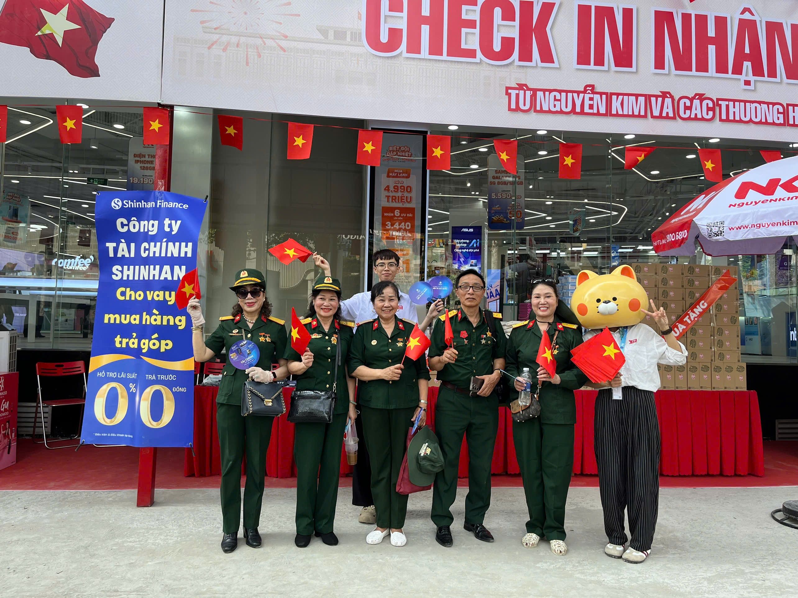 Shinhan Finance trao tặng hàng ngàn lá cờ tiếp sức cho tinh thần yêu nước, hướng về đại lễ 30-4