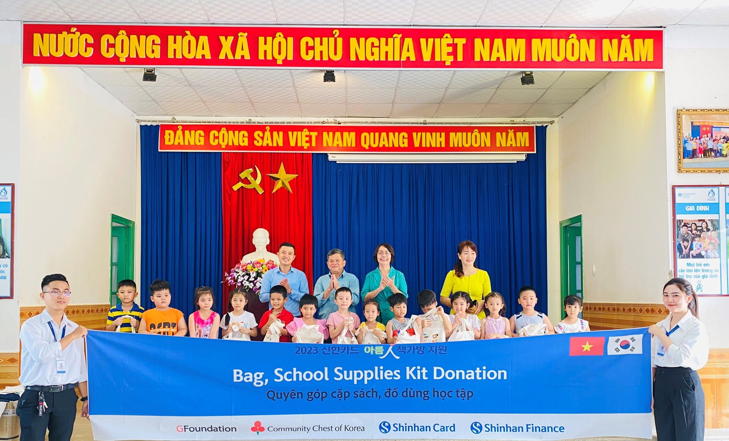 Shinhan Finance trao tặng 300 phần quà cho trẻ em  tại Làng S.O.S Nha Trang